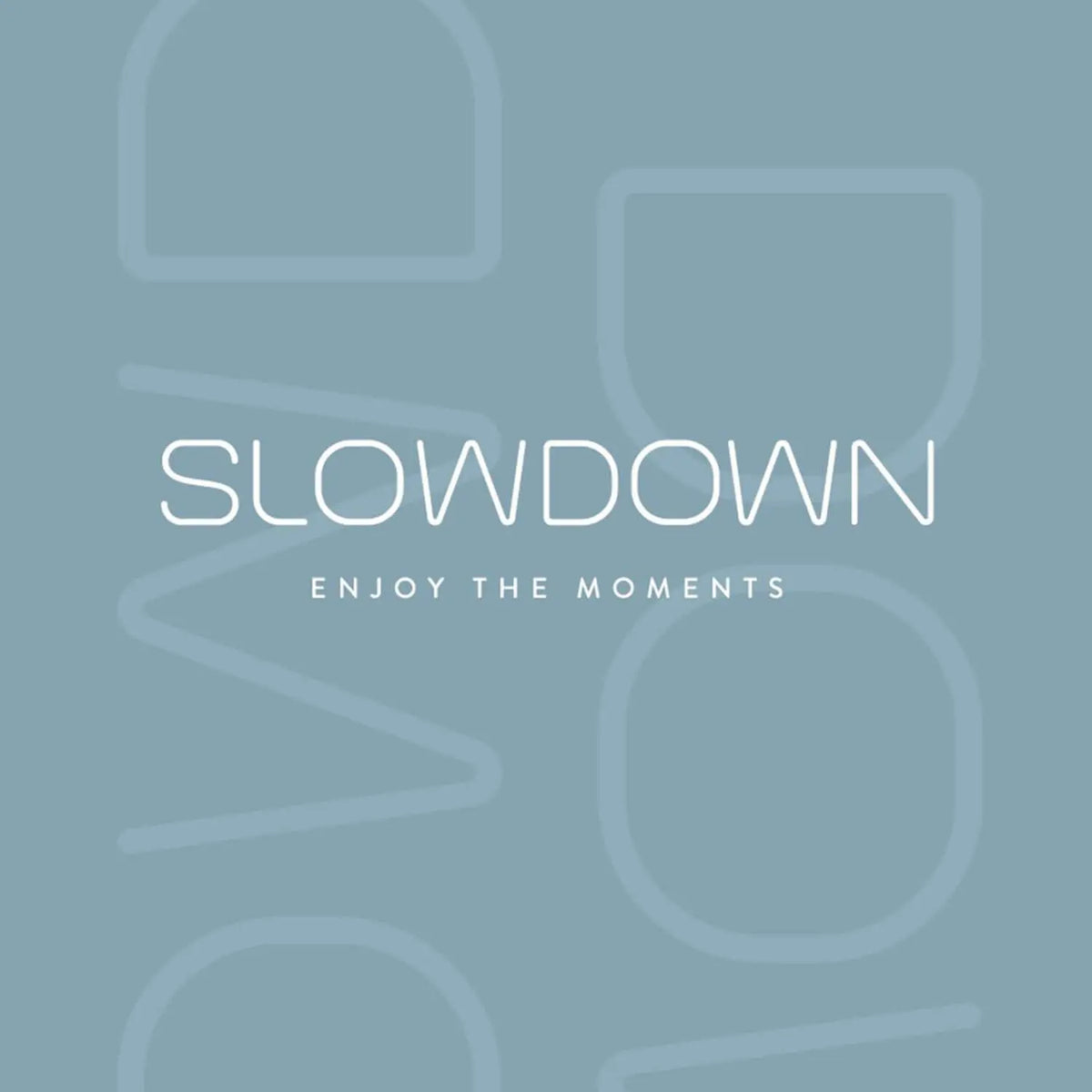 Slowdown varumärke historia med logotypen Slowdown och texten Enjoy the moments.