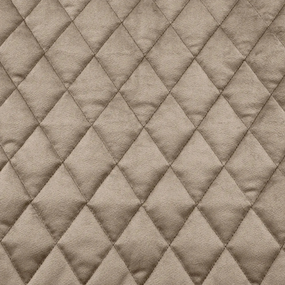 Lure Luxe – lyxig sammetsvelour med quiltad design i elegant diamantmönster i beige nyans.