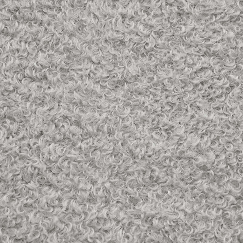 Närbild på mjukt, lockigt Teddy White Grey tyg, perfekt för en bekväm fåtölj.