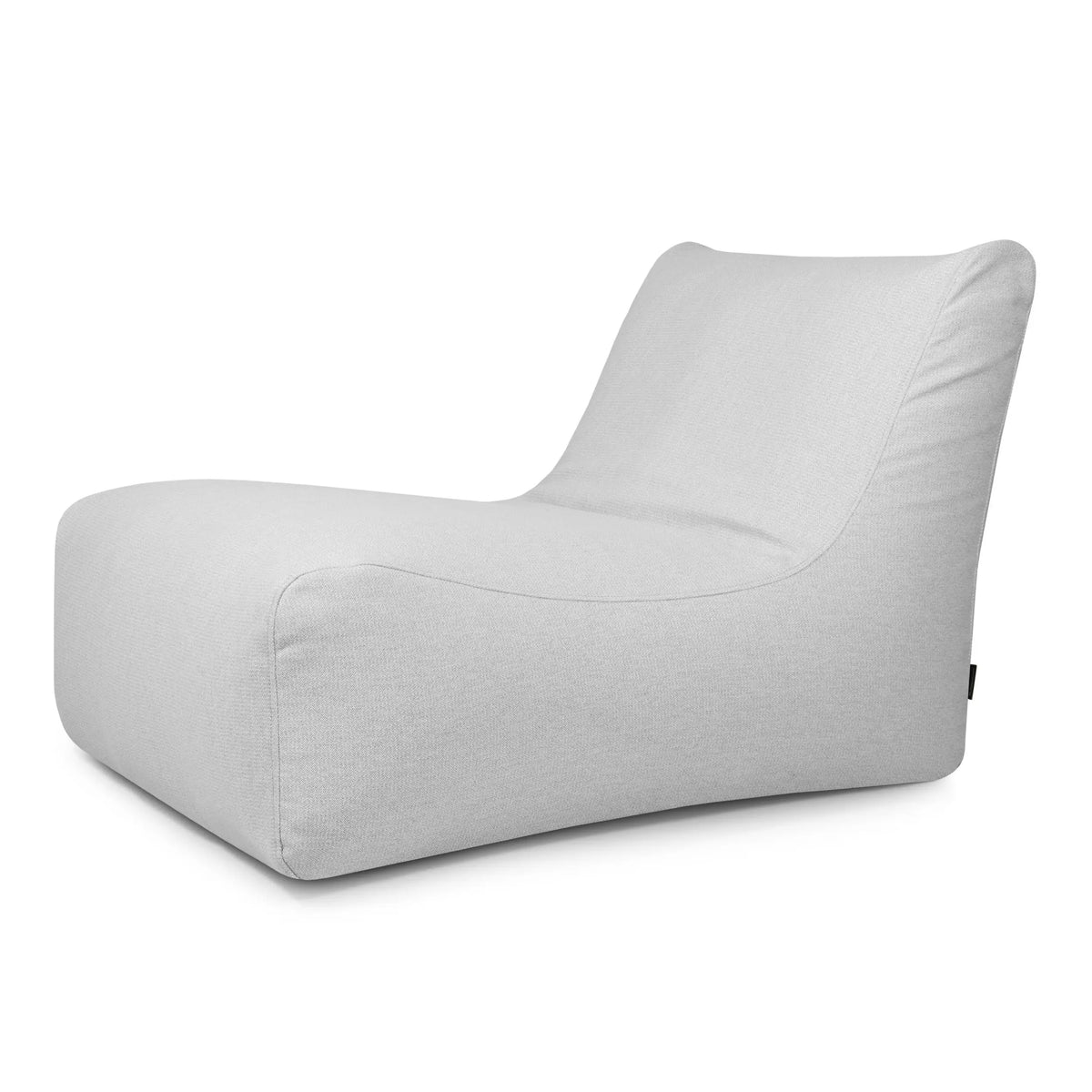 Vit, fluffig sittsäck Lounge 100 fåtölj med brett ryggstöd och hög sits.