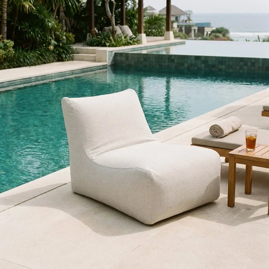 Lounge 100 sittsäck fluffy white vid poolen, perfekt för avkoppling och komfort.