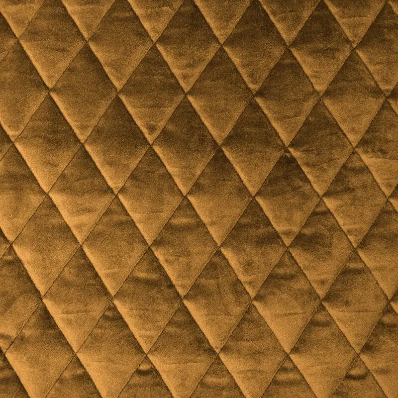 Fåtöljformad sittsäck i quiltad Lure Luxe Mustard-tyg med diamantmönster.