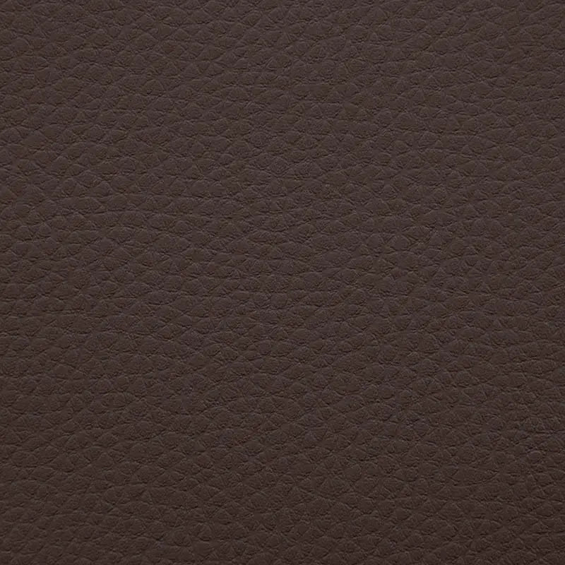 Närbild av brun sittsäck fåtölj i läderimitation med texturerad yta.