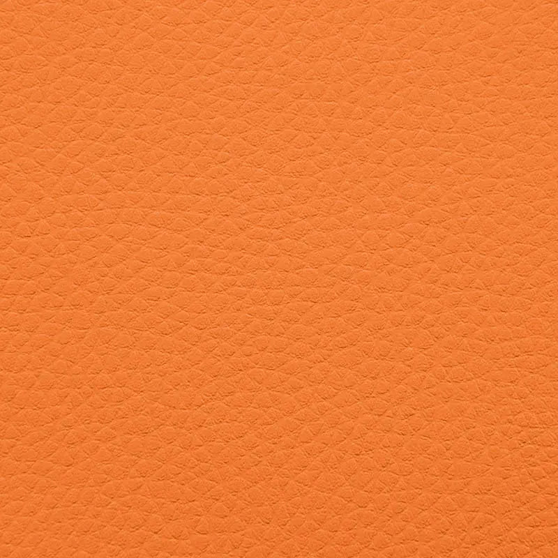 Närbild på orange sittsäcksfåtölj i läderimitation med texturerad yta.