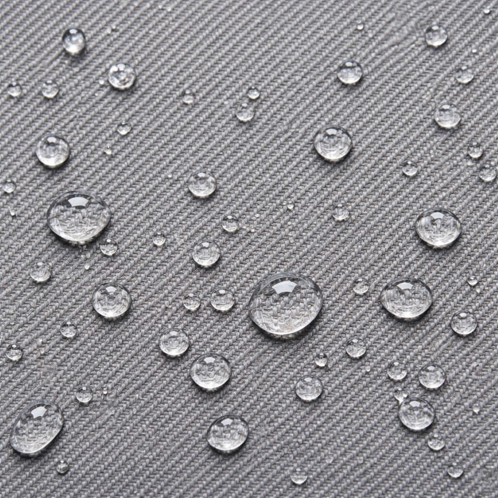 vattendroppar på ljusgrått tyg av saccosäck Riviera Light Grey, vattenavvisande yta för utomhusbruk
