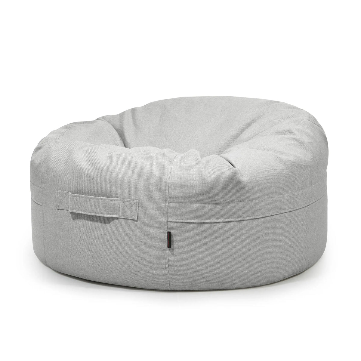 Saccosäck Riviera Light Grey i munkform för bekväm avkoppling med handtag.