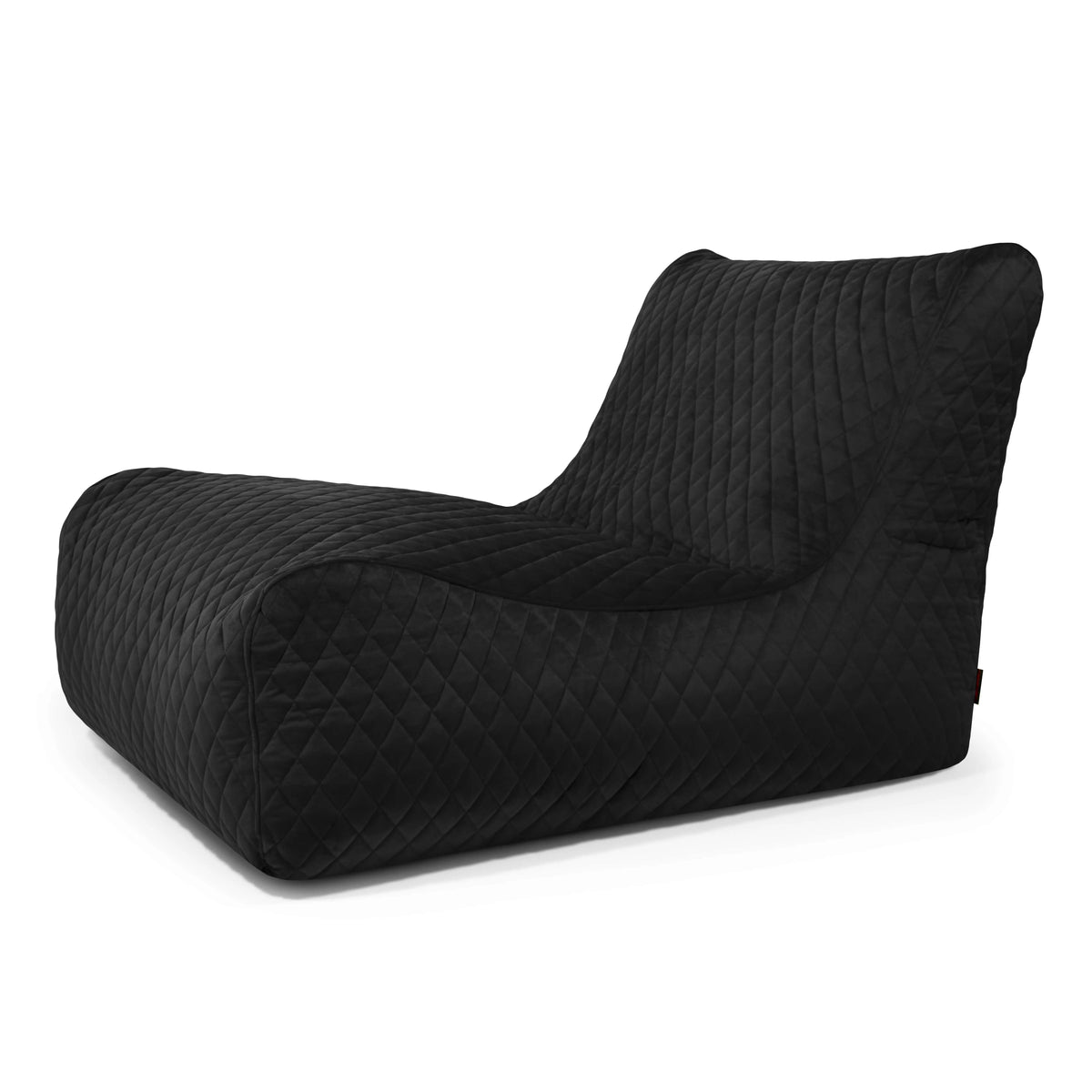 Svart, quiltad sittsäck Lounge fåtölj med ryggstöd och förlängd sittdel för avkoppling.