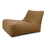 Fåtöljformad sittsäck Lounge 100 i mjukt teddy camel-tyg med ryggstöd och förlängd sittdel.