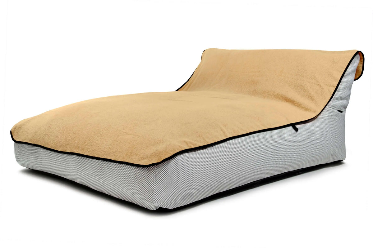 Premium strandhanddukar för solsäng och strand Beige 230x135 cm på en sittsäck.