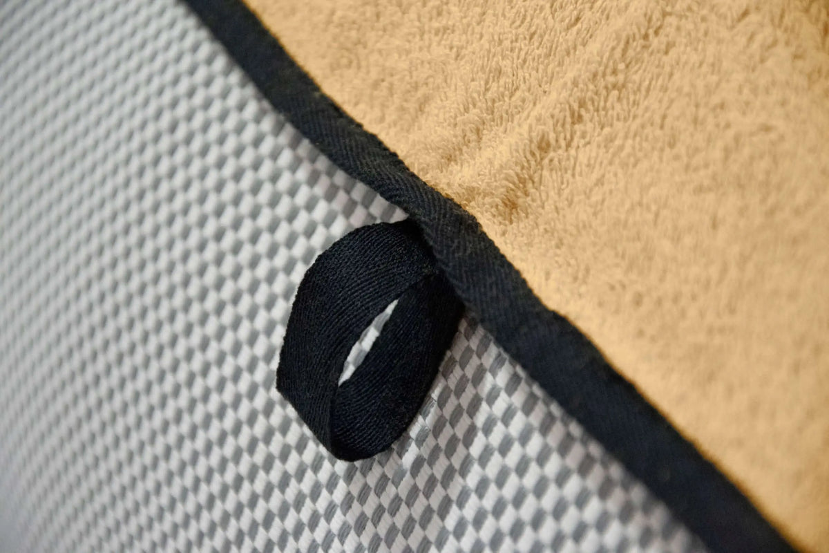 Premium strandhanddukar för solsäng och strand Beige 230x95 cm detaljer med svart söm och handtag