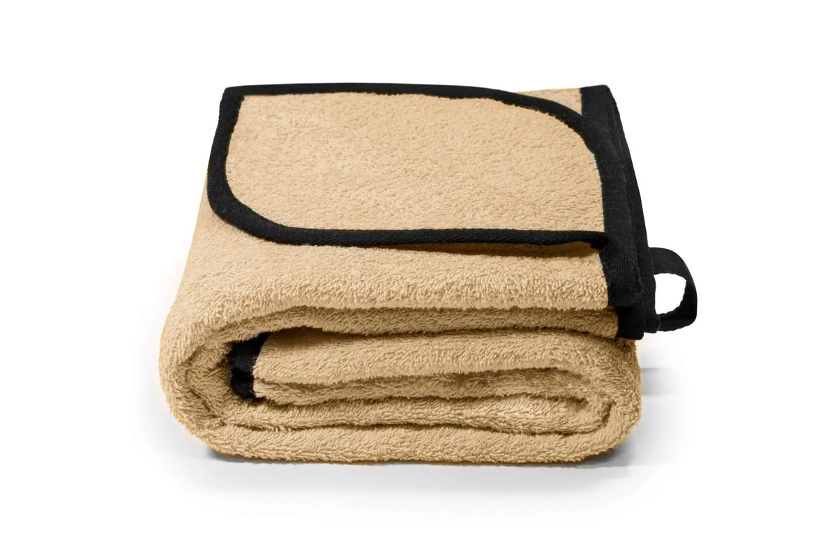 strandhandduk solsäng beige 230x135 cm vikta med svart kant