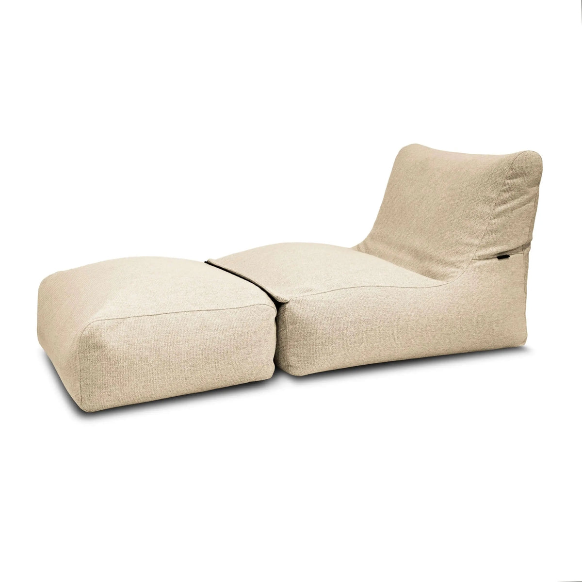 Sittsäck solsäng i sandfärgad design, perfekt för avkoppling på terrassen eller vid poolen.