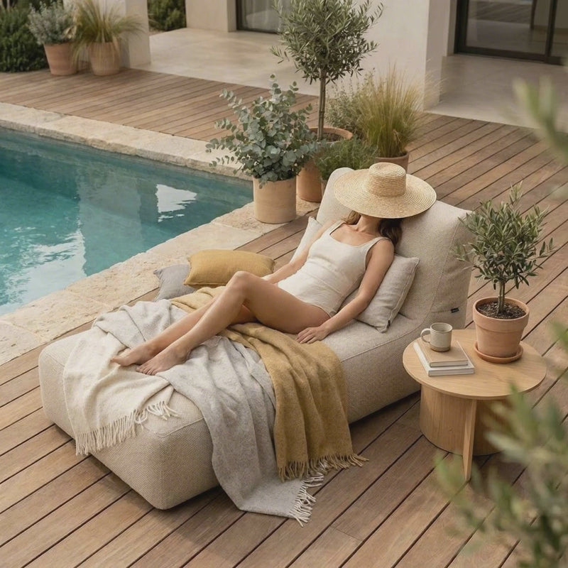 Sittsäck solsäng  - solsäng  90 Dunẽs sand, avkopplande vid poolen med ergonomiskt stöd och bekväma kuddar.
