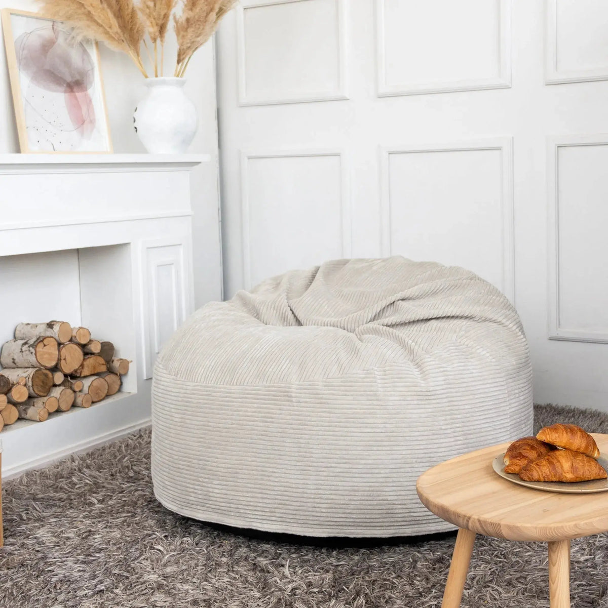 Lyxig fåtölj sittsäck OM110 i beige, designad för maximal avkoppling och komfort i hemmet.